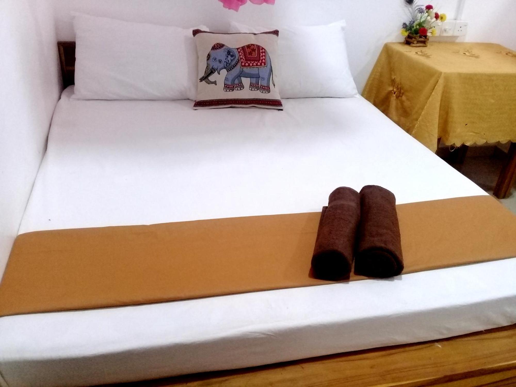 River Side & Swimming Pool Bed and Breakfast Udawalawe Exterior foto